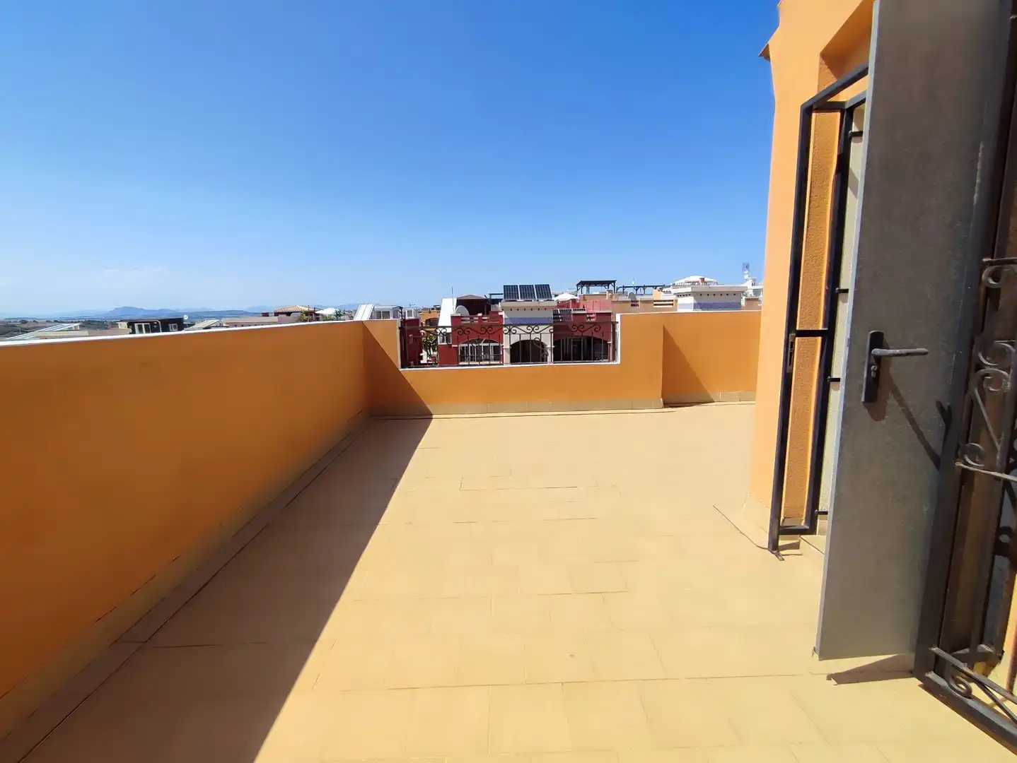 Terrasse von Einfamilien-Reihenhaus zum Verkauf in Orihuela mit Klimaanlage, Terrasse und Möbliert