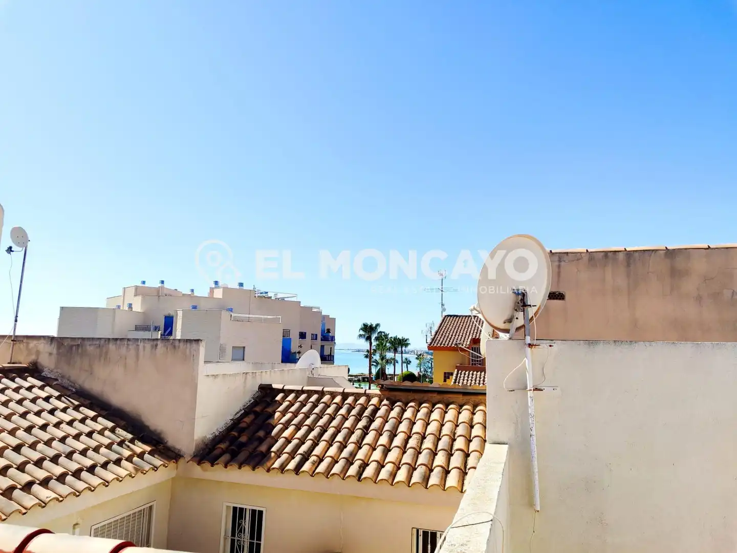 Vista exterior de Casa adosada en venda en Orihuela amb Aire condicionat, Calefacció i Jardí privat