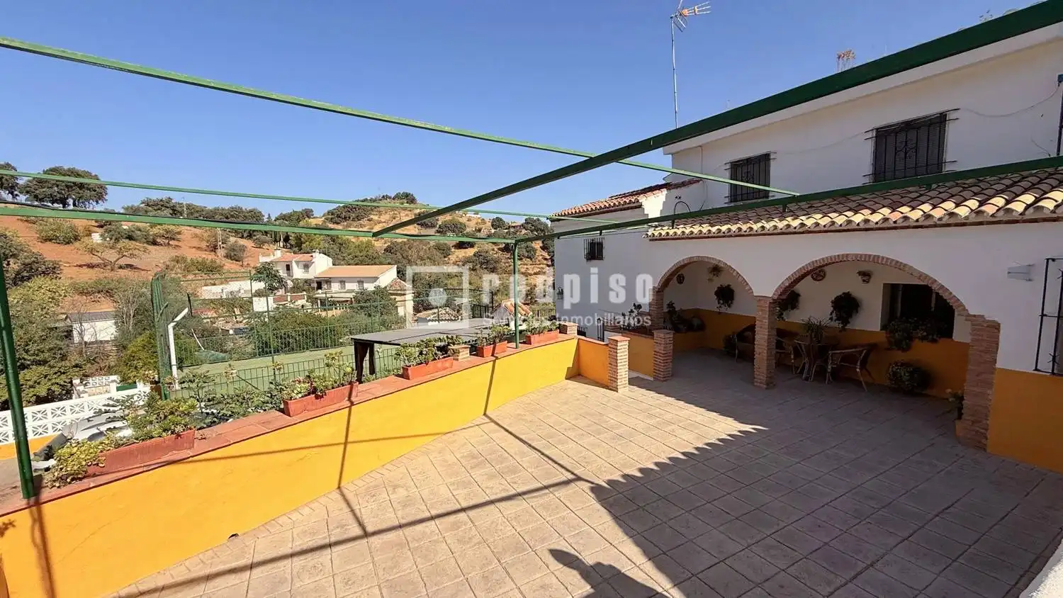 Außenansicht von Haus oder Chalet zum Verkauf in Casabermeja mit Privatgarten, Terrasse und Abstellraum