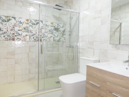 Bathroom of Flat for sale in Alcorcón  with Air Conditioner