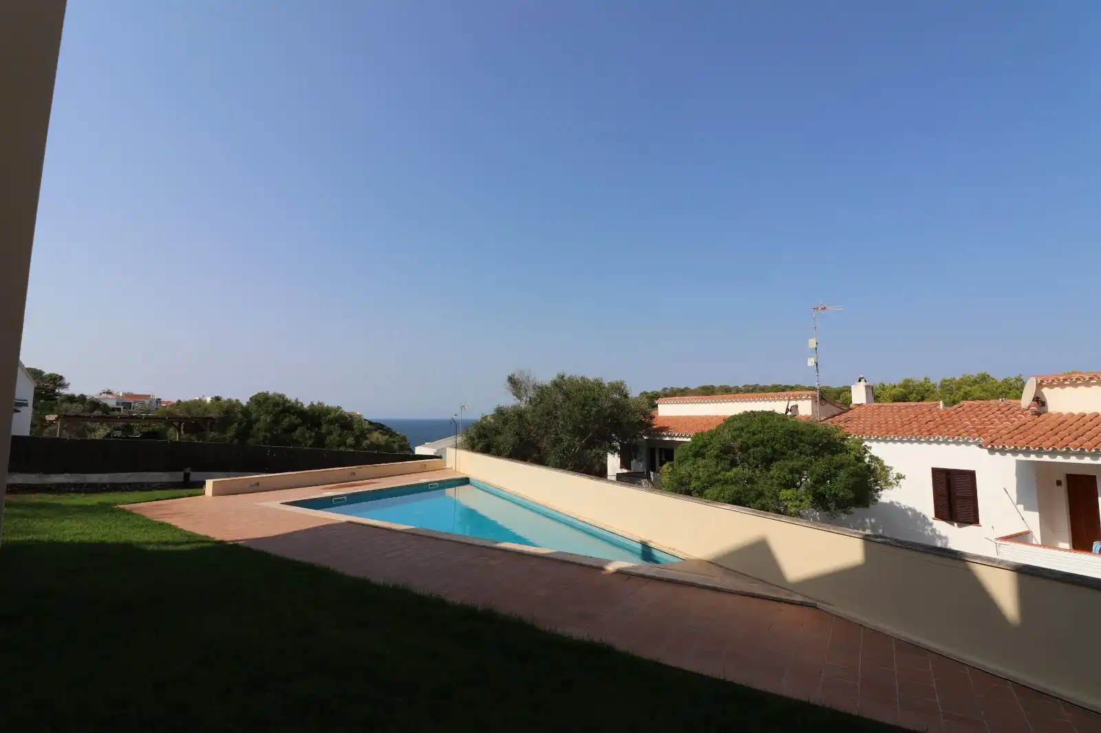 Schwimmbecken von Einfamilien-Reihenhaus zum Verkauf in Maó - Mahón mit Klimaanlage, Privatgarten und Terrasse