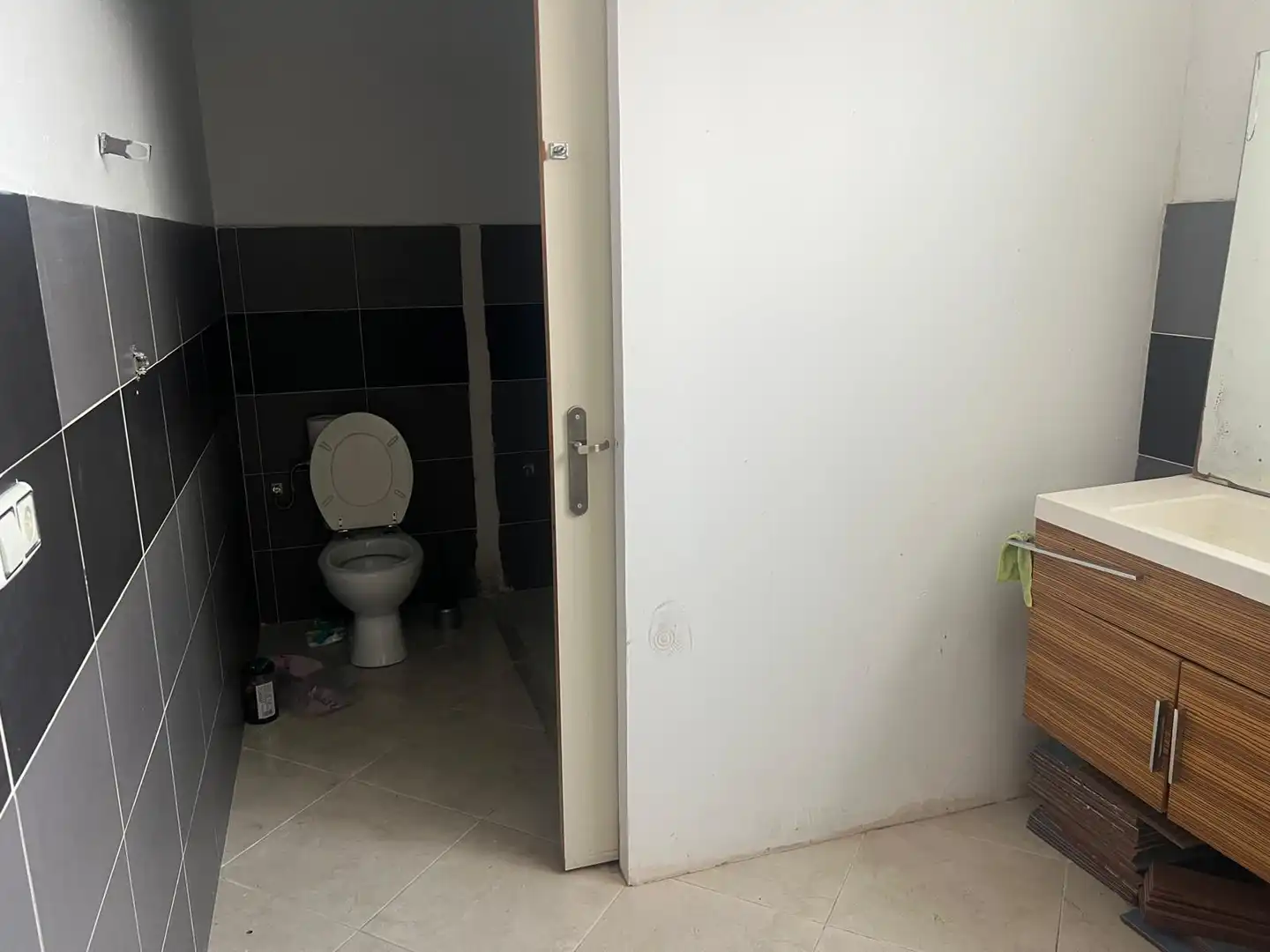 Baño de Nave industrial de alquiler en Manises con Calefacción y Alarma