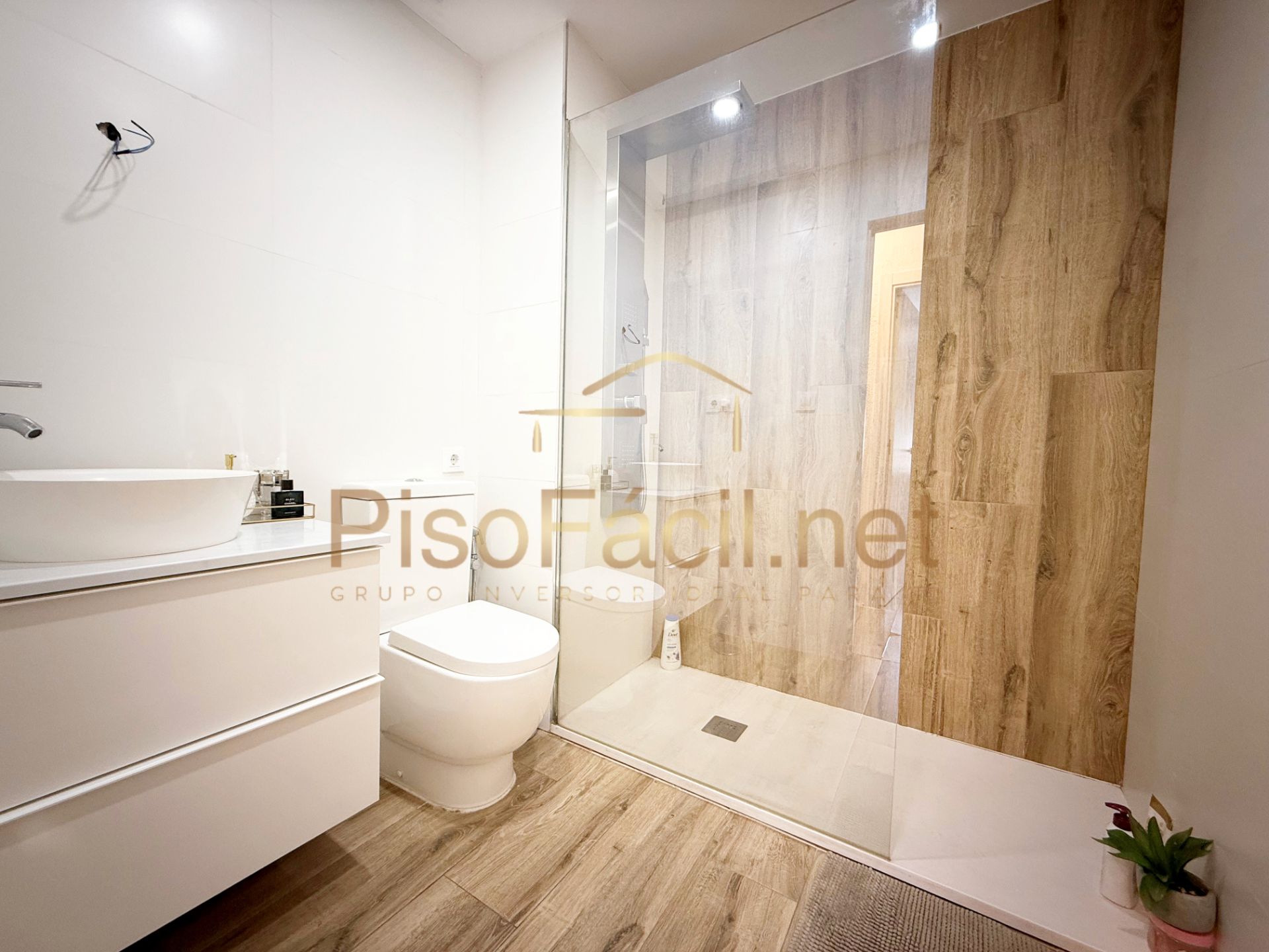 Bathroom of Flat for sale in Fuenlabrada  with Air Conditioner, Heating and Parquet flooring