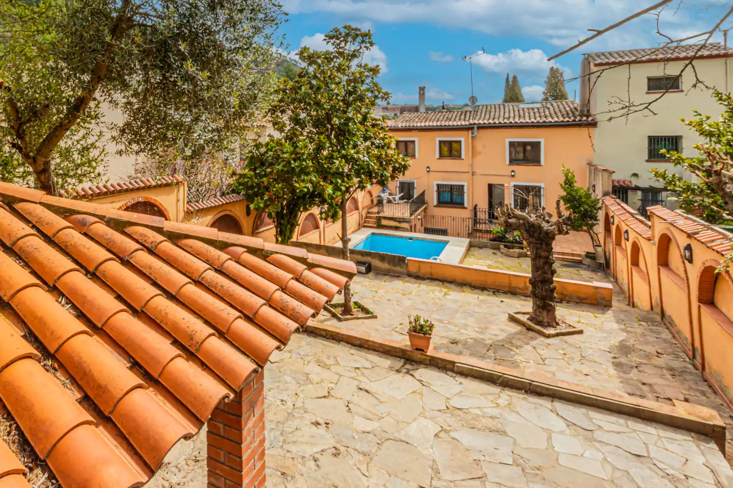 Vista exterior de Casa adosada en venda en Vacarisses amb Piscina, Balcó i Alarma