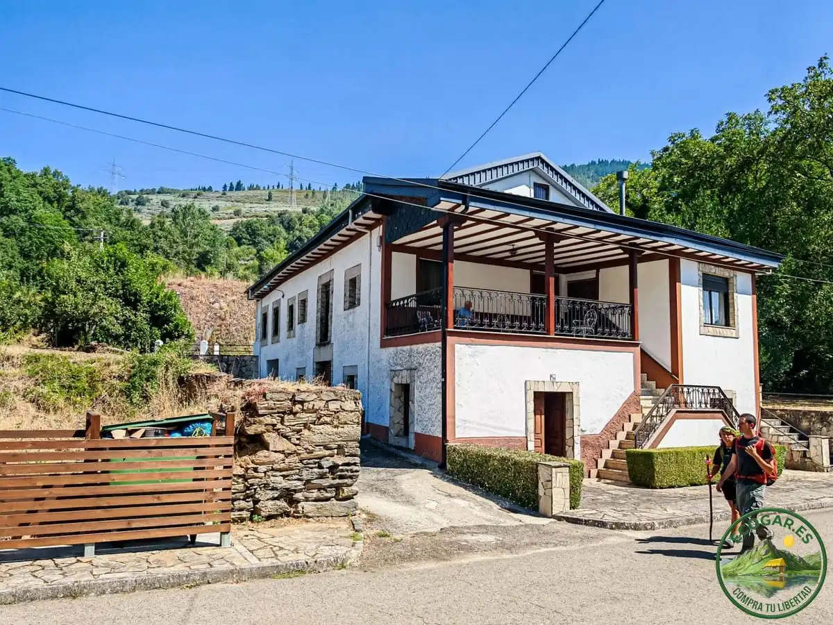 Vista exterior de Casa o xalet en venda en Vega de Valcarce amb Calefacció, Jardí privat i Parquet