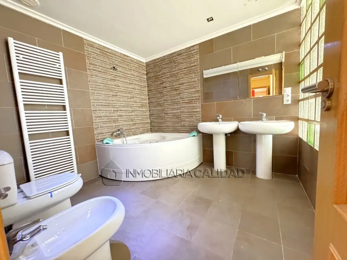 Baño de Piso en venta en Burgos con Calefacción, Trastero y Piscina