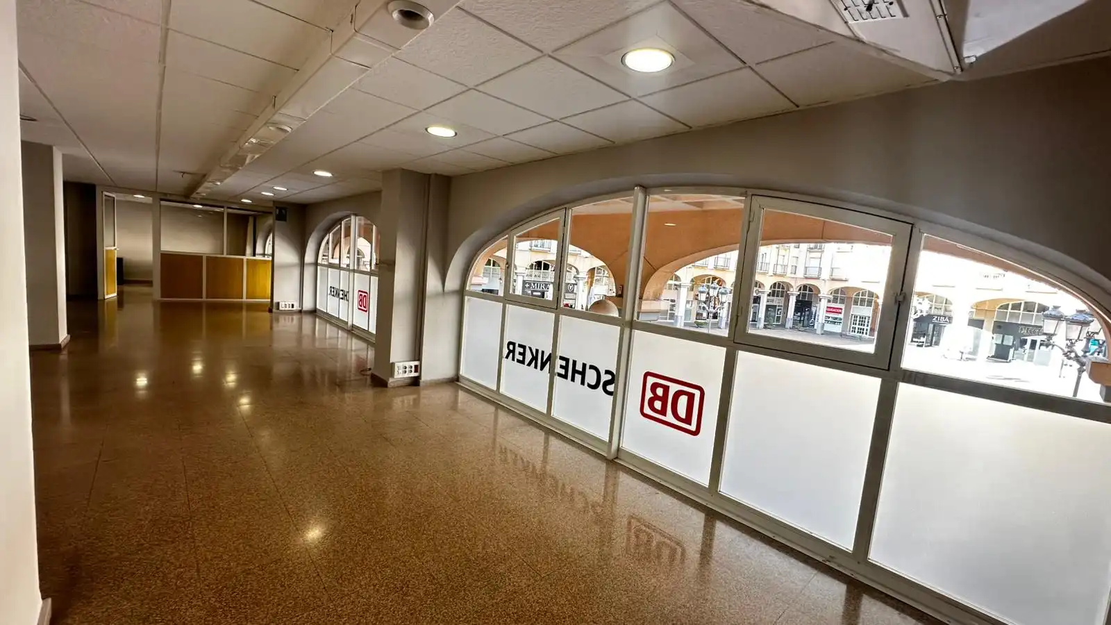 Office for rent in Sax  with Air Conditioner