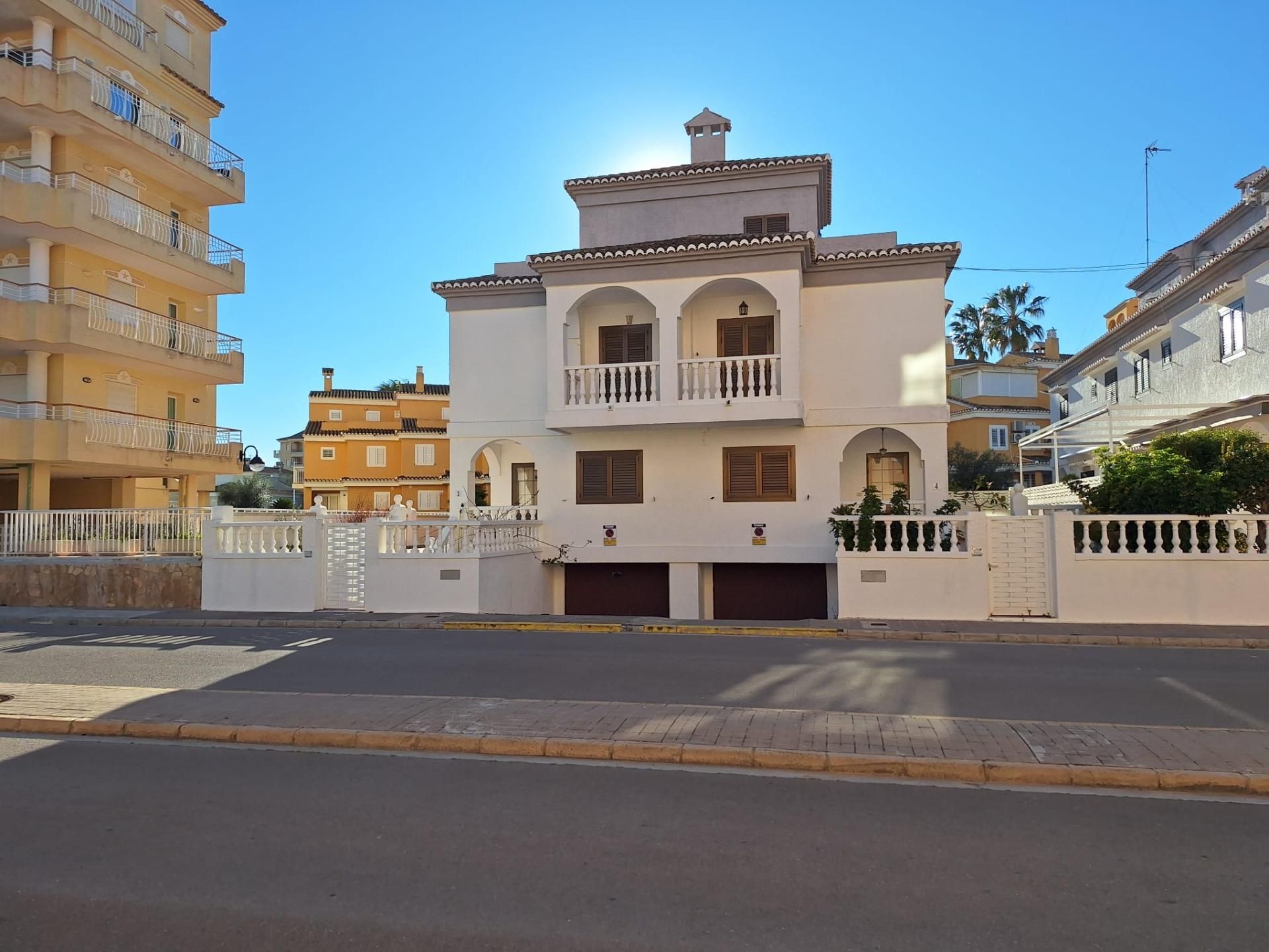 Vista exterior de Casa adosada de lloguer en Sueca amb Aire condicionat, Terrassa i Moblat