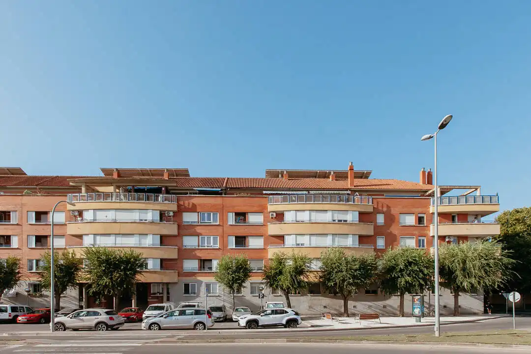 Vista exterior de Pis en venda en Huesca amb Calefacció, Traster i Balcó