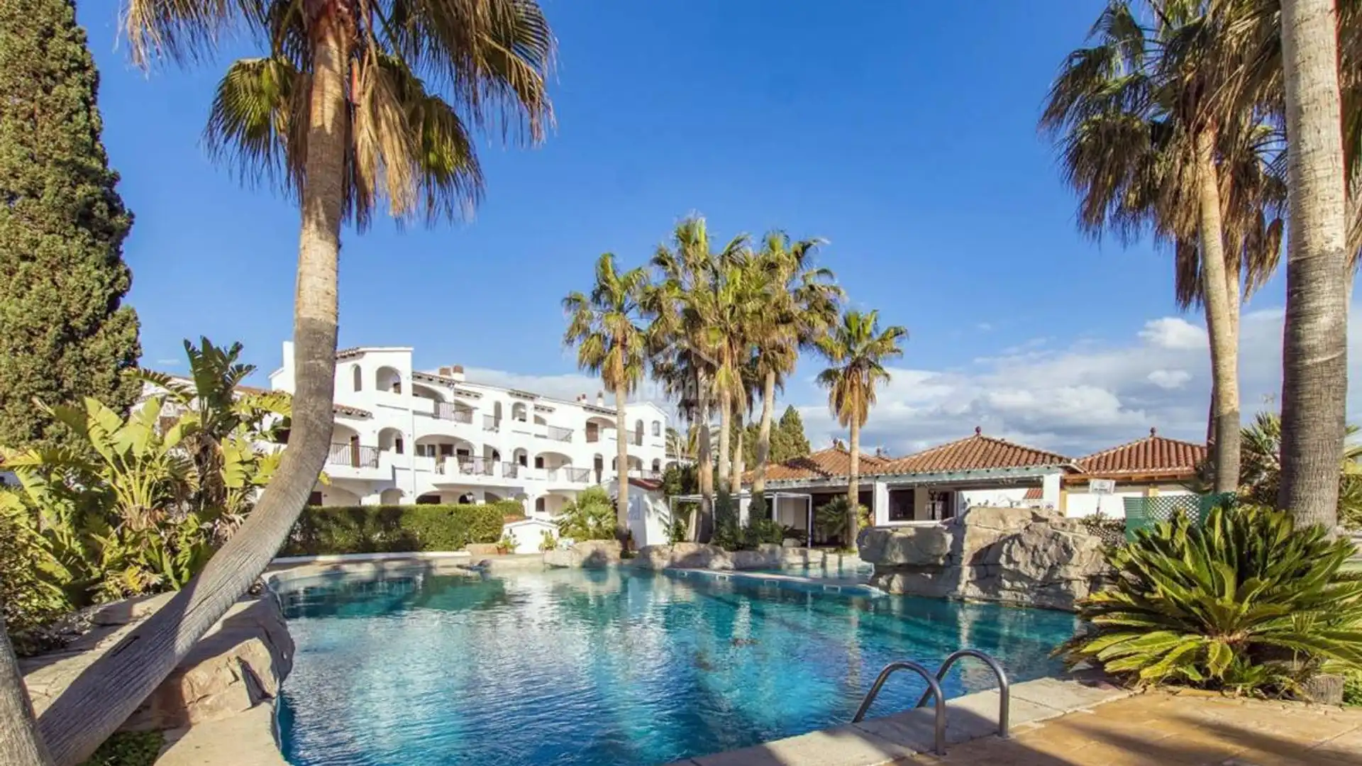 Außenansicht von Wohnungen zum Verkauf in Alaior mit Privatgarten, Terrasse und Schwimmbad