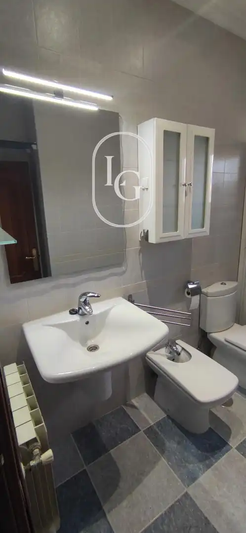 Badezimmer von Dachboden zur Miete in Madrid mit Heizung, Terrasse und Ofen