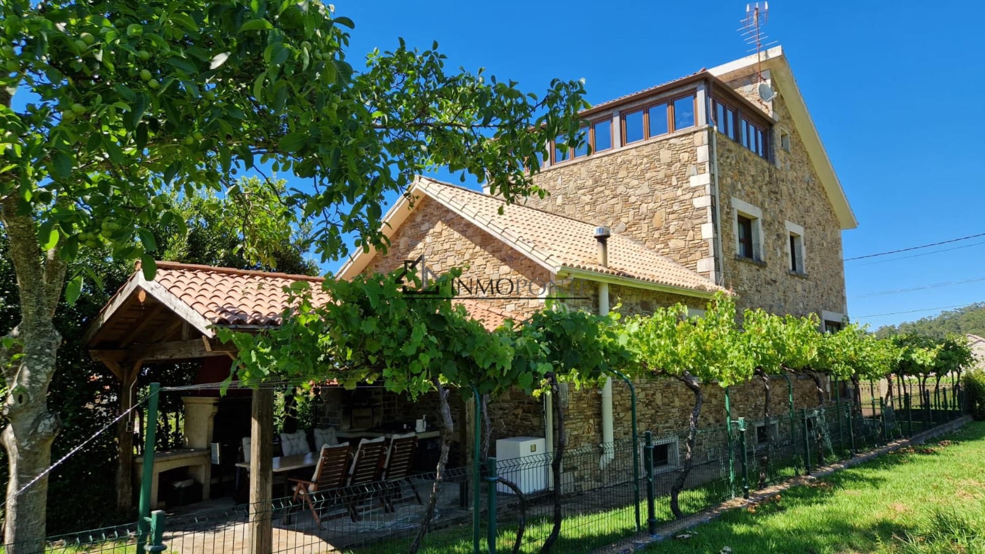 Vista exterior de Casa o xalet en venda en Meaño amb Jardí privat