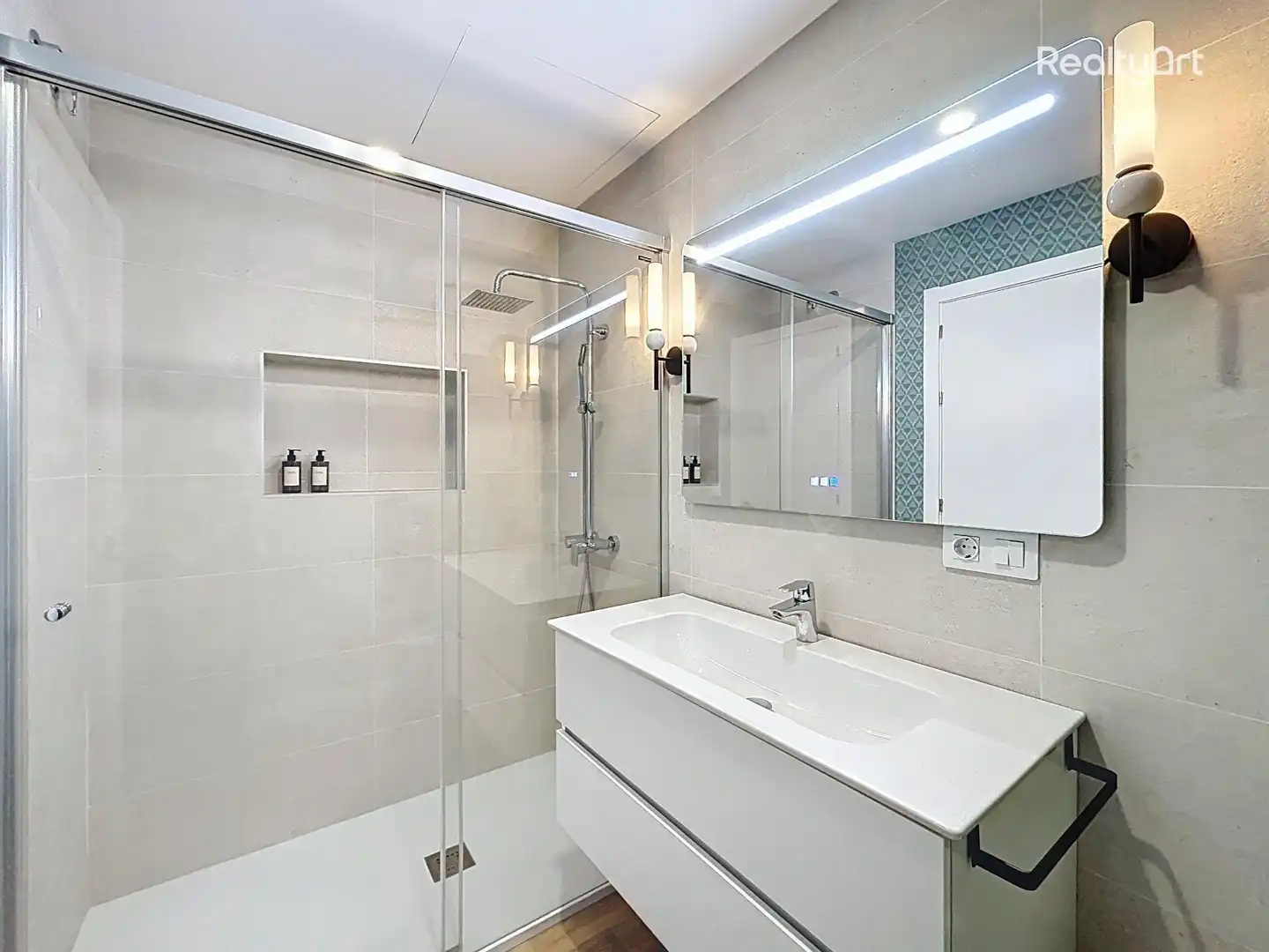 Bathroom of Flat for sale in Sevilla  with Air Conditioner and Furnished