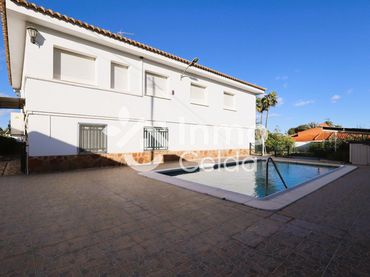 Detached house with balcony for sale in Calle del Riu Túria