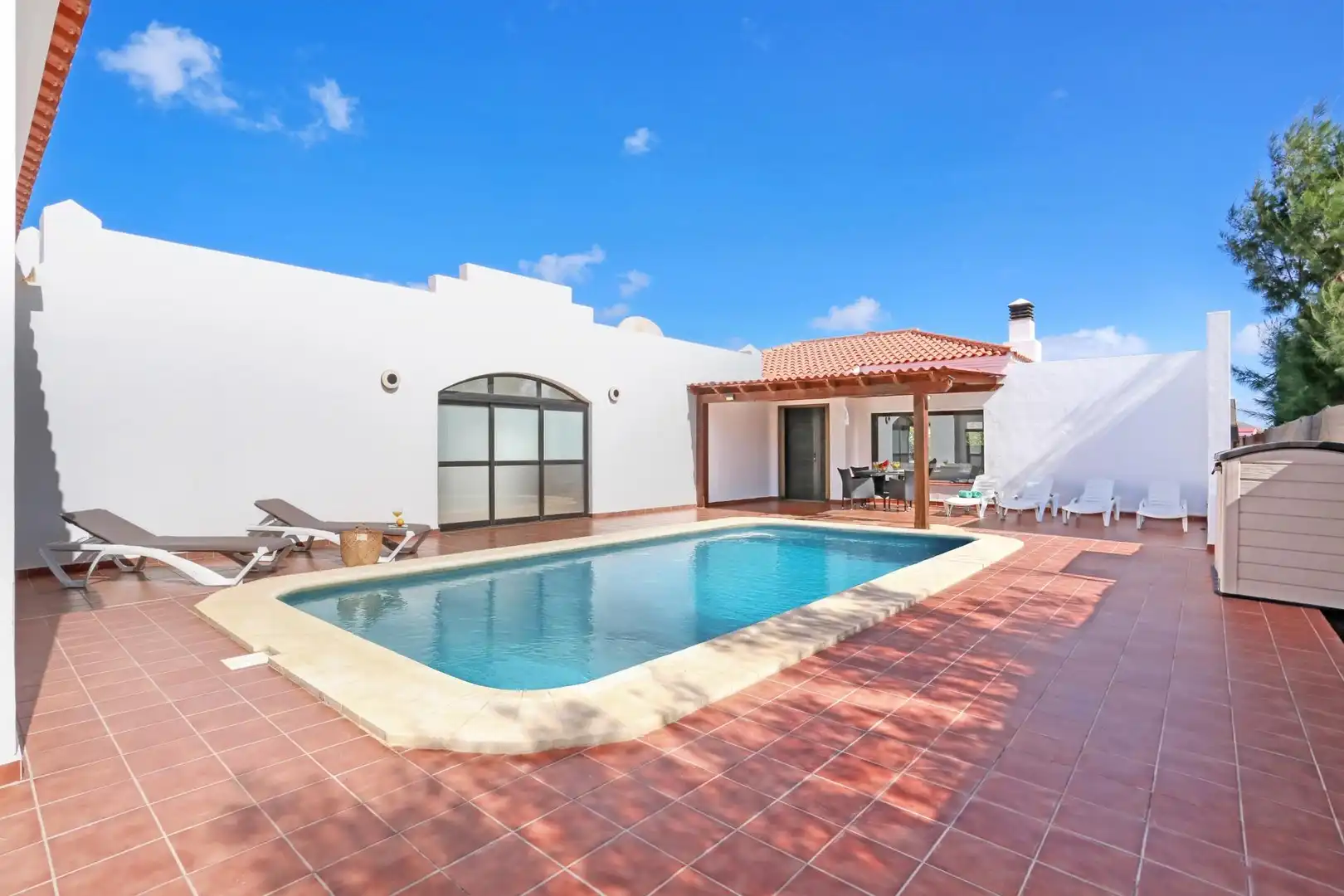 Piscina de Casa o xalet en venda en La Oliva amb Jardí privat, Terrassa i Traster