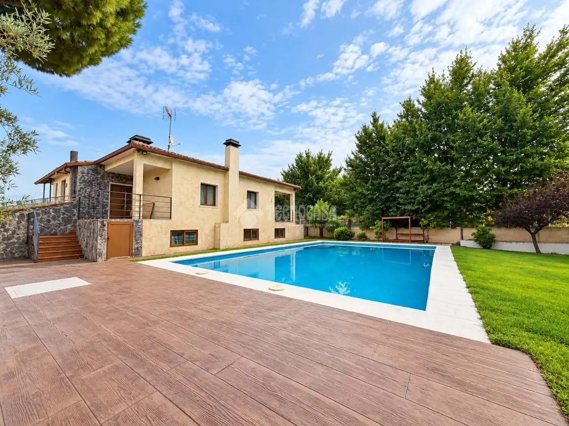 Piscina de Casa o chalet en venta en Camarma de Esteruelas, Madrid