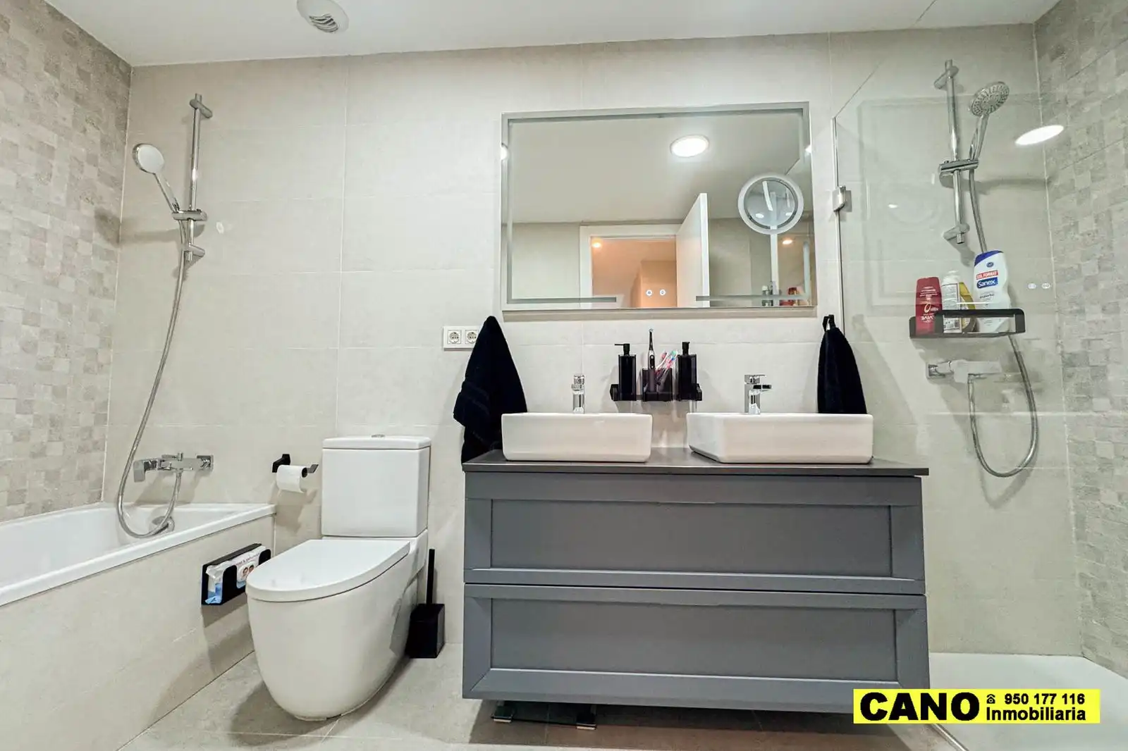 Bathroom of Flat for sale in Almería  with Terrace, Storage room and Swimming Pool