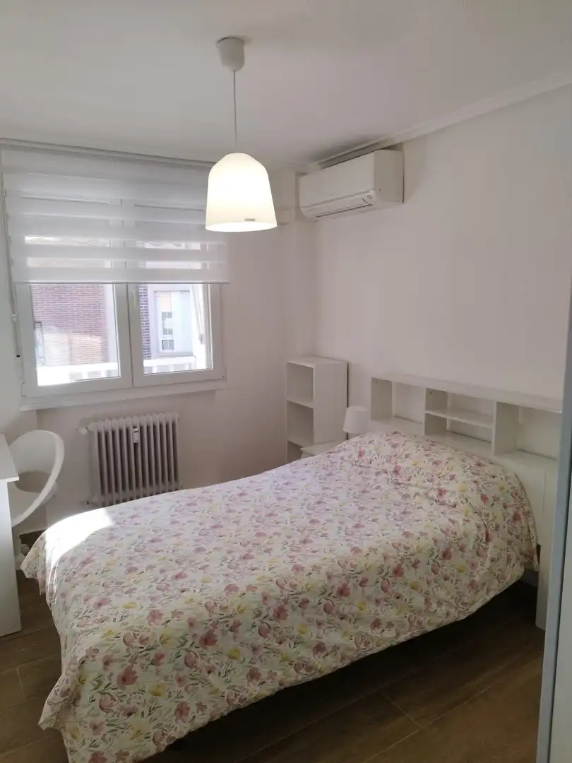 Room in Calle de las Milicias, 4, Santo Tomás