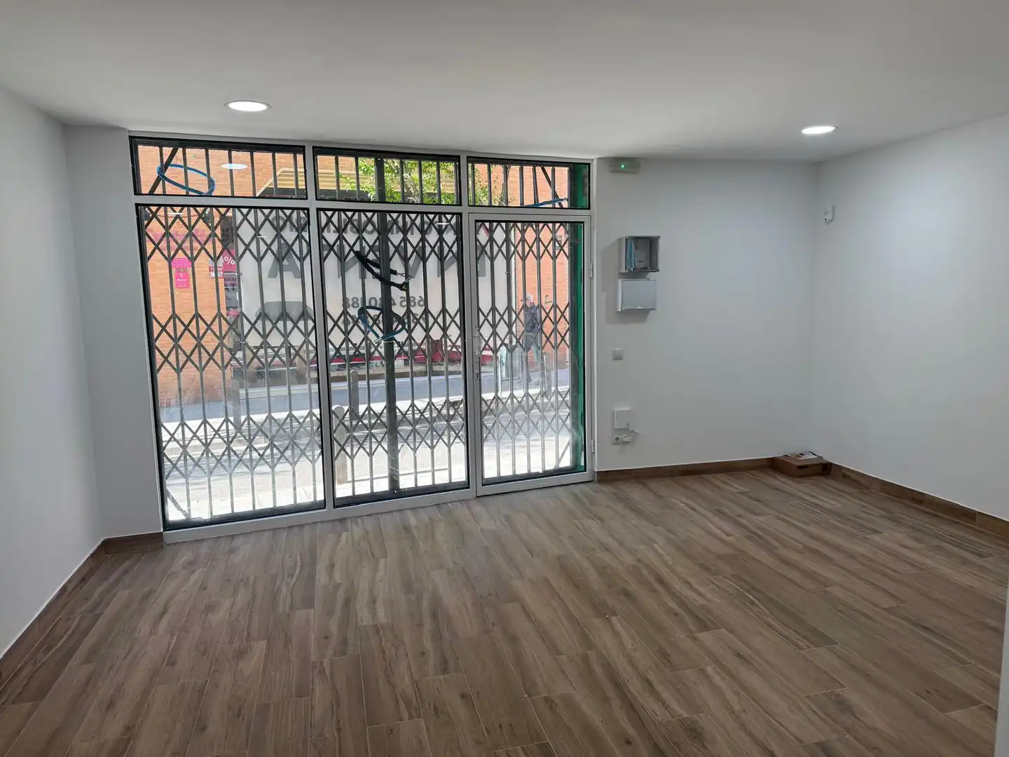 Local en venta en Cornellà de Llobregat con Parquet y Alarma