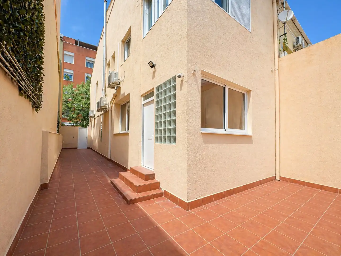 Vista exterior de Casa adosada en venda en Montcada i Reixac amb Aire condicionat, Calefacció i Jardí privat