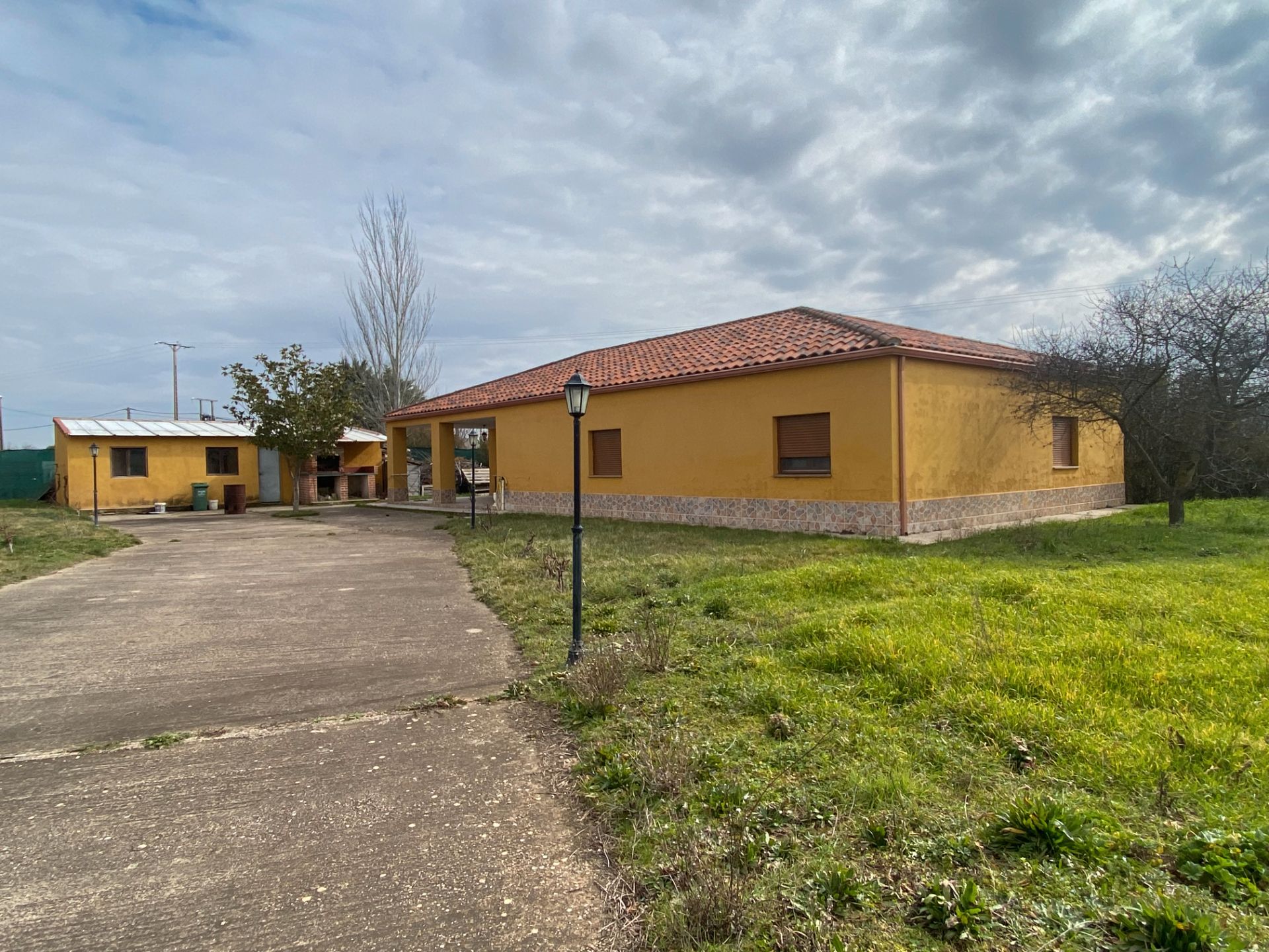 Außenansicht von Country house zum verkauf in Grijota mit Privatgarten, Abstellraum und Schwimmbad