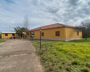 Exterior view of Country house for sale in Grijota  with Private garden, Storage room and Swimming Pool