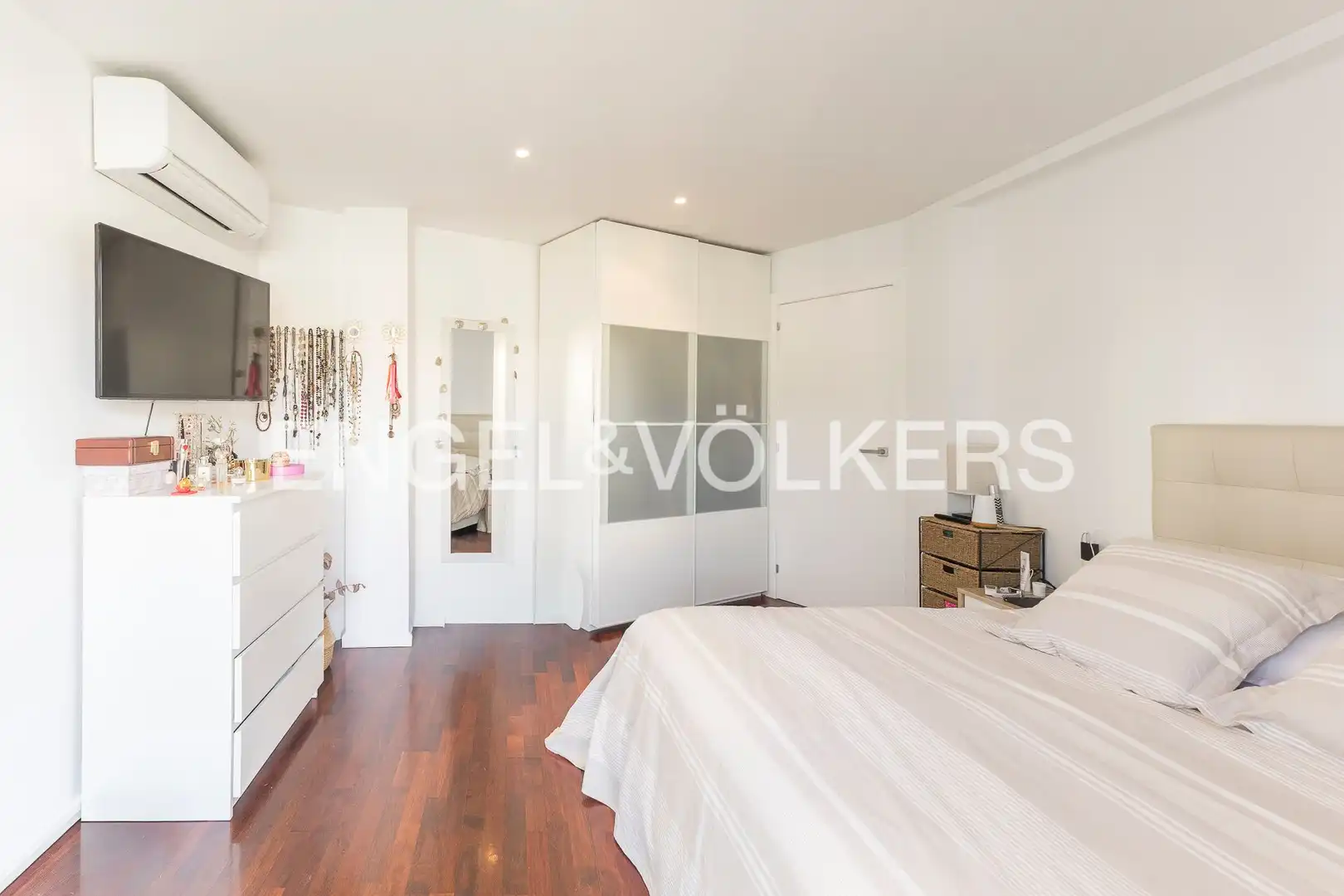 Schlafzimmer von Dachboden zur Miete in Barcelona mit Klimaanlage, Heizung und Parkett