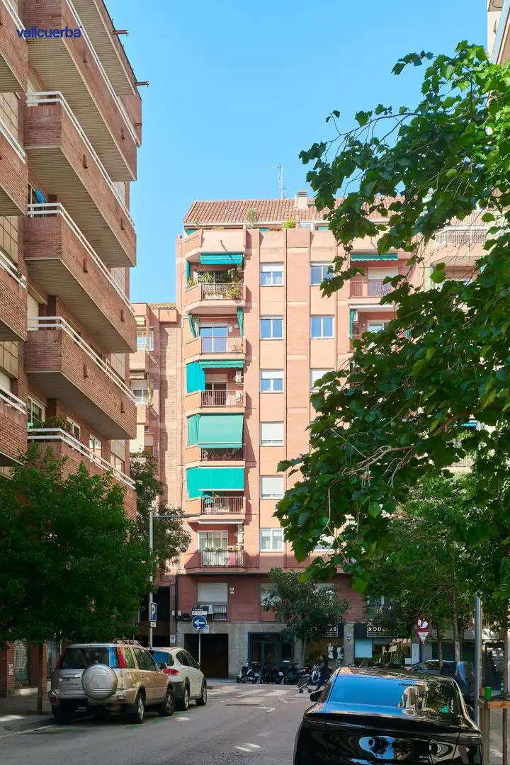 Exterior view of Flat for sale in Barcelona  with Air Conditioner, Heating and Balcony