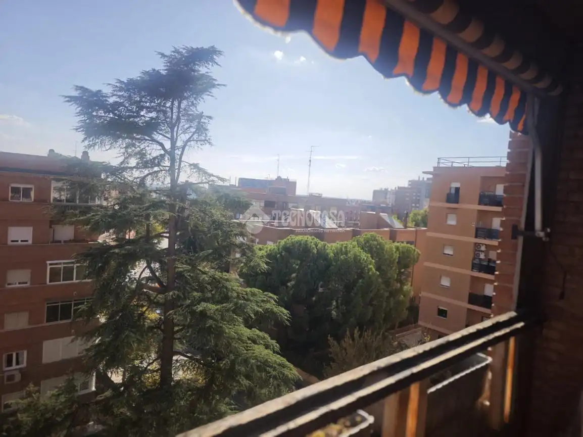 Vista exterior de Pis en venda en Madrid amb Calefacció i Terrassa