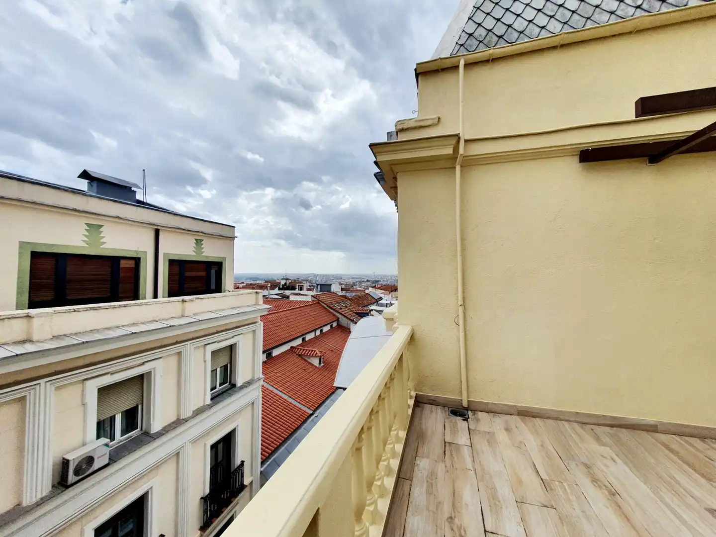 Balcony of Attic for rent in Madrid  with Air Conditioner, Heating and Private garden