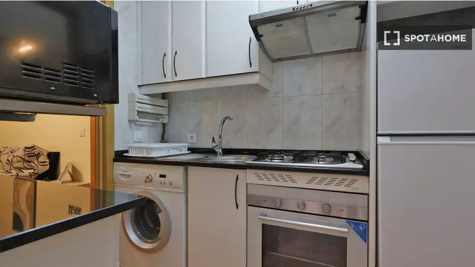 Cuina de Apartament per a compartir en Madrid amb Aire condicionat, Calefacció i Terrassa