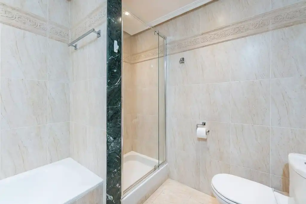 Baño de Apartamento de alquiler en Estepona con Aire acondicionado, Terraza y Piscina