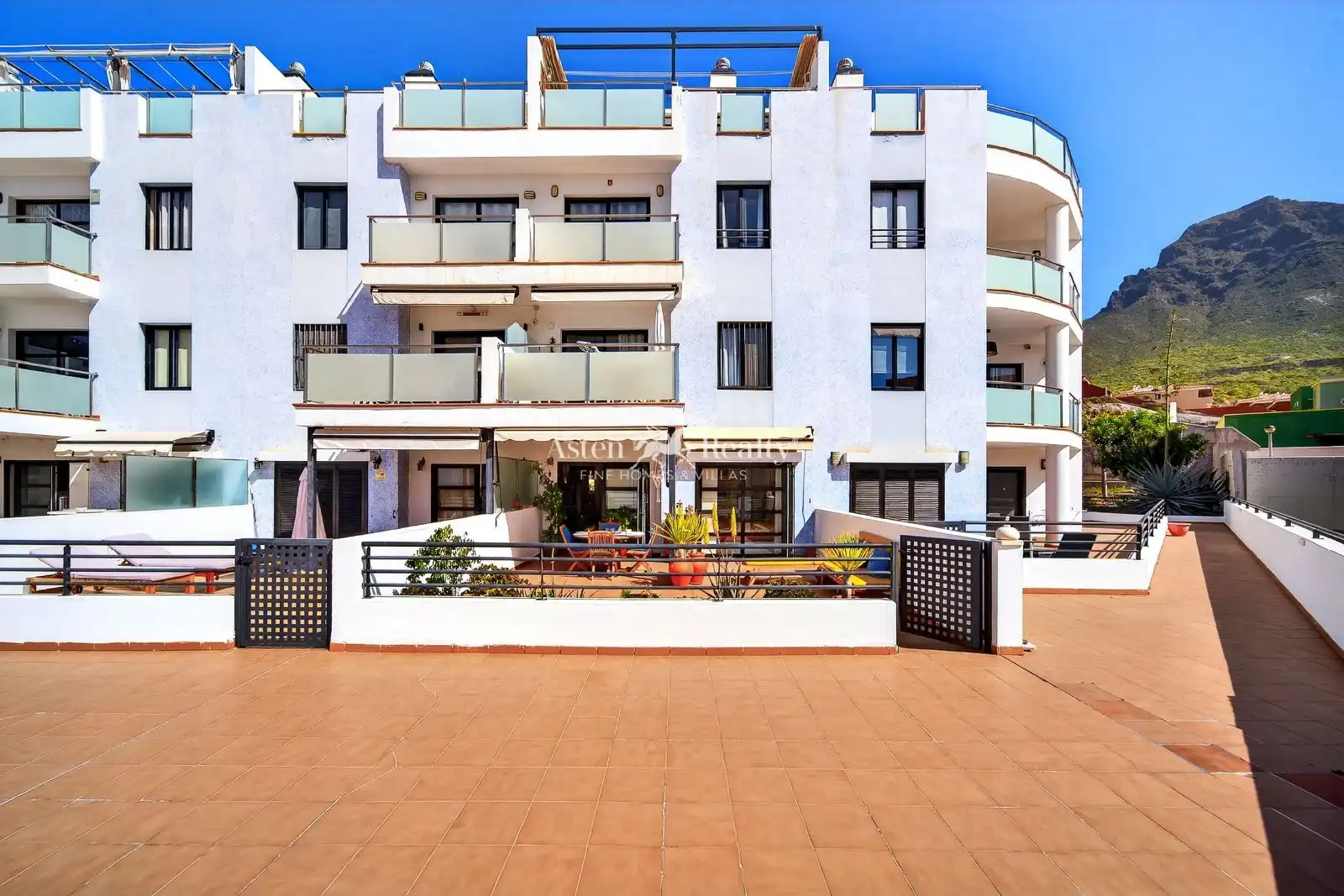 Vista exterior de Apartament en venda en Adeje amb Terrassa, Traster i Piscina