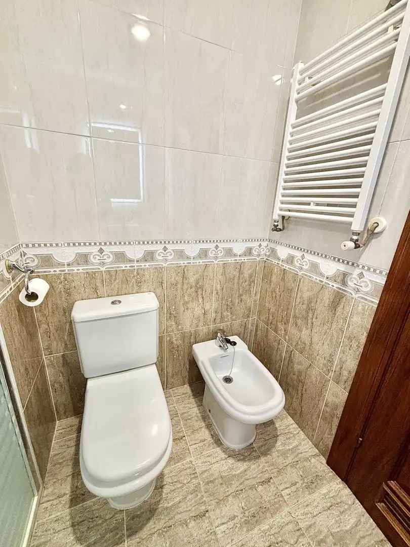 Baño de Piso en venta en Oviedo  con Calefacción, Jardín privado y Parquet