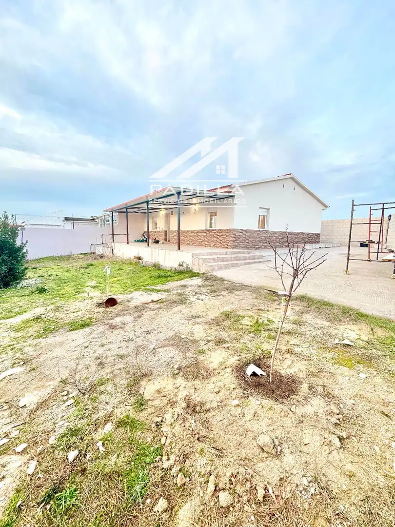 Vista exterior de Casa adosada en venta en El Viso de San Juan con Calefacción