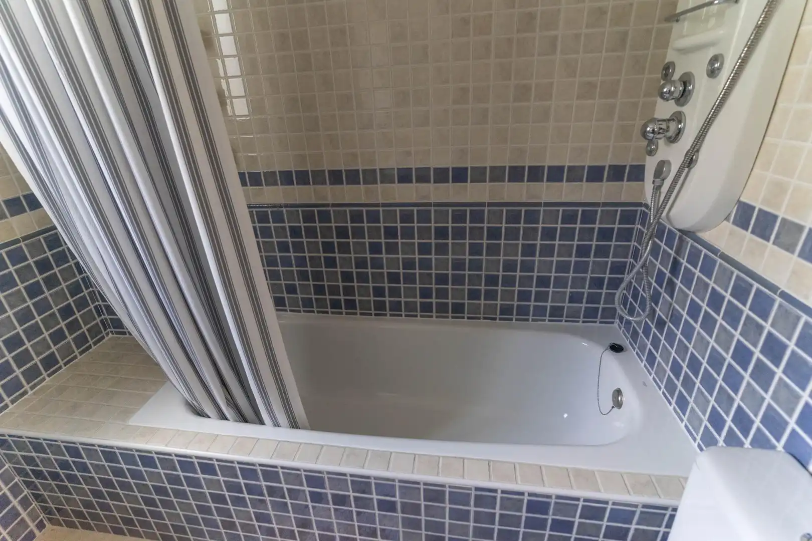 Bathroom of Flat for rent in Alhaurín El Grande  with Air Conditioner, Furnished and Balcony