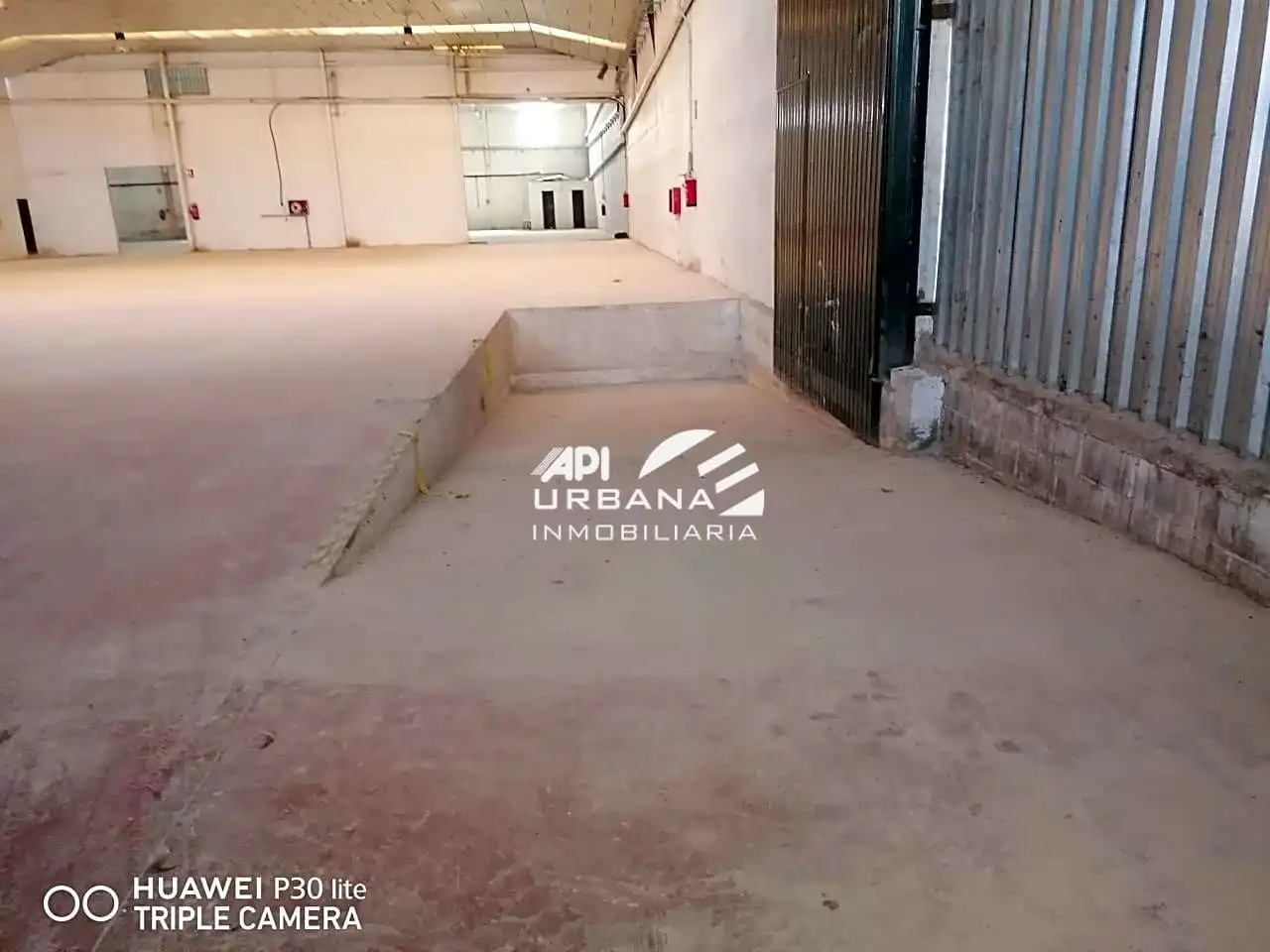 Parkplatz von Fabrikhallen zum Verkauf in Lucena