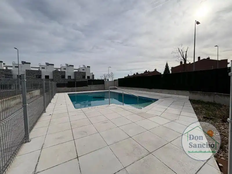 Piscina de Casa adosada en venta en Arroyo de la Encomienda con Calefacción, Terraza y Trastero