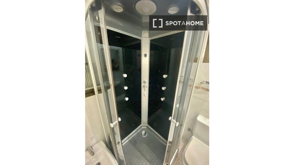 Bathroom of Flat to rent in  Madrid Capital  with Air Conditioner, Heating and Furnished
