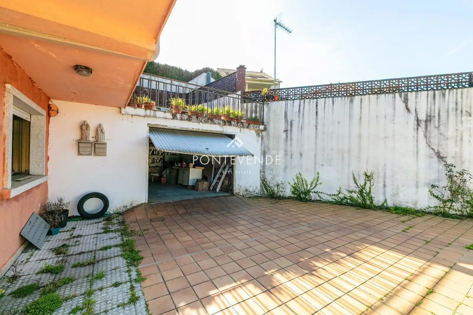 Vista exterior de Casa o xalet en venda en Poio amb Terrassa