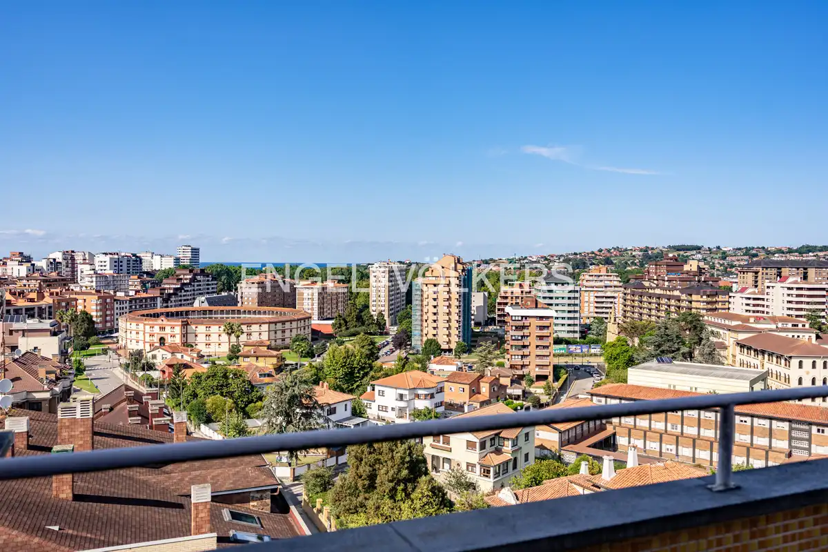 Vista exterior de Àtic en venda en Gijón  amb Calefacció, Parquet i Terrassa