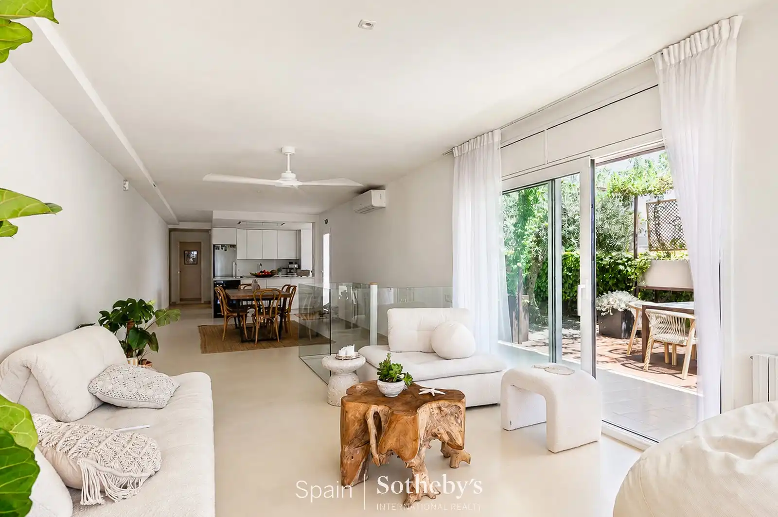 Wohnzimmer von Wohnungen zum Verkauf in Sitges mit Klimaanlage, Heizung und Privatgarten