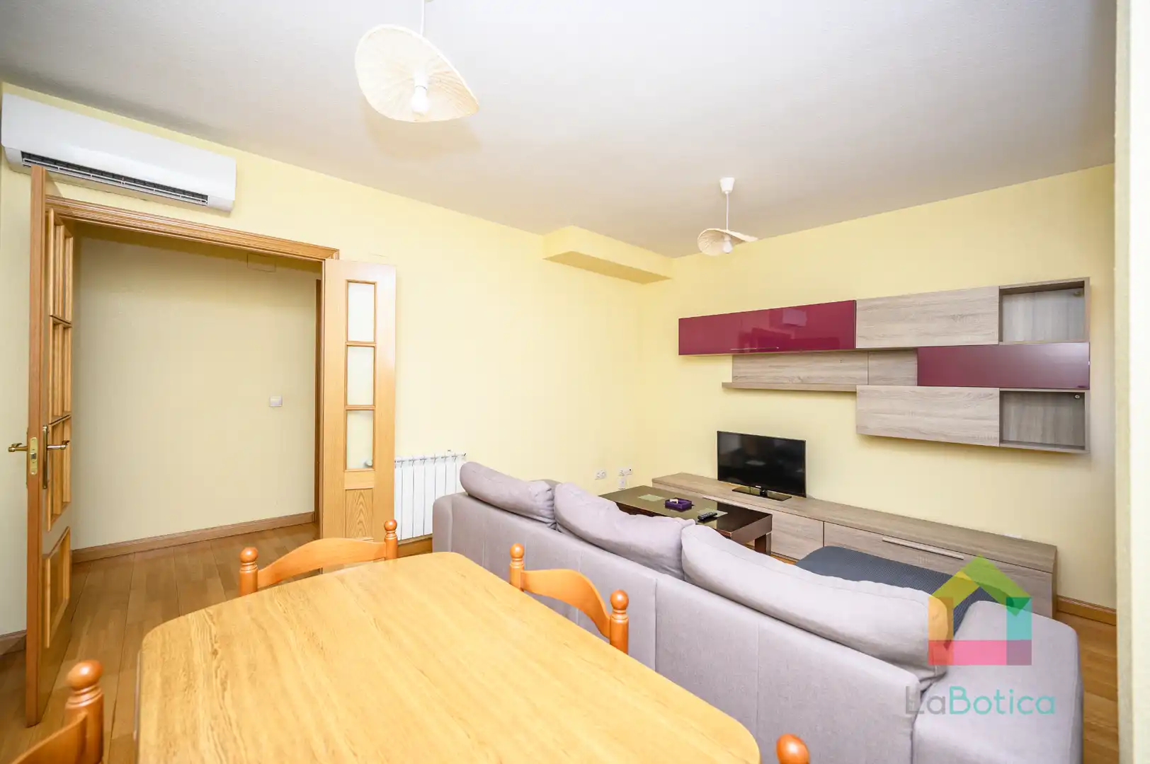Sala d'estar de Apartament en venda en Toledo amb Aire condicionat, Moblat i Piscina comunitària