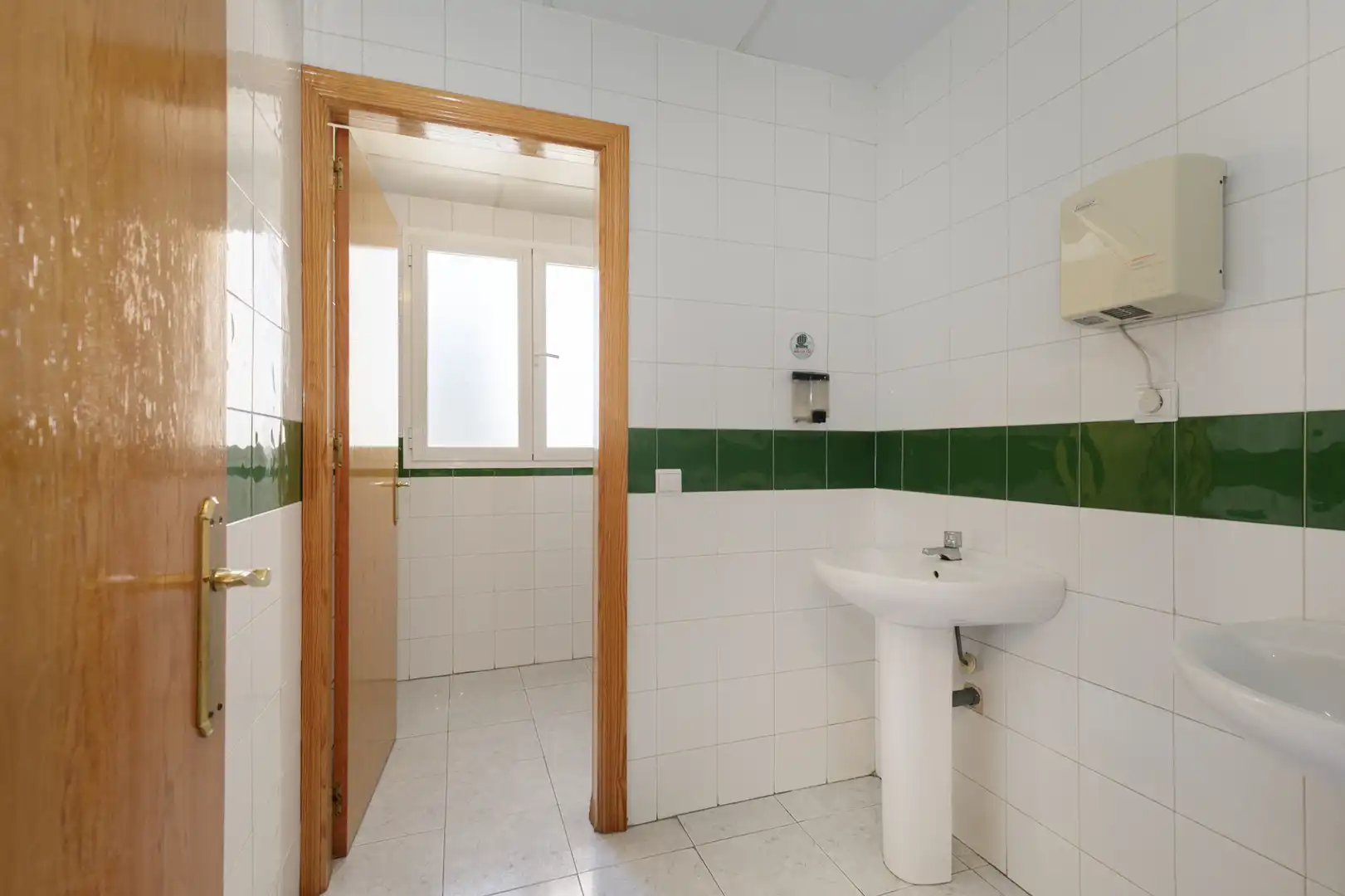 Bany de Edifici en venda en Granada amb Alarma