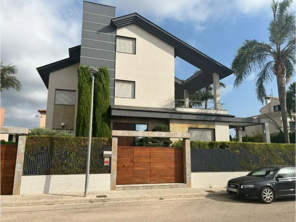 Vista exterior de Casa o xalet en venda en Gandia amb Aire condicionat, Jardí privat i Terrassa