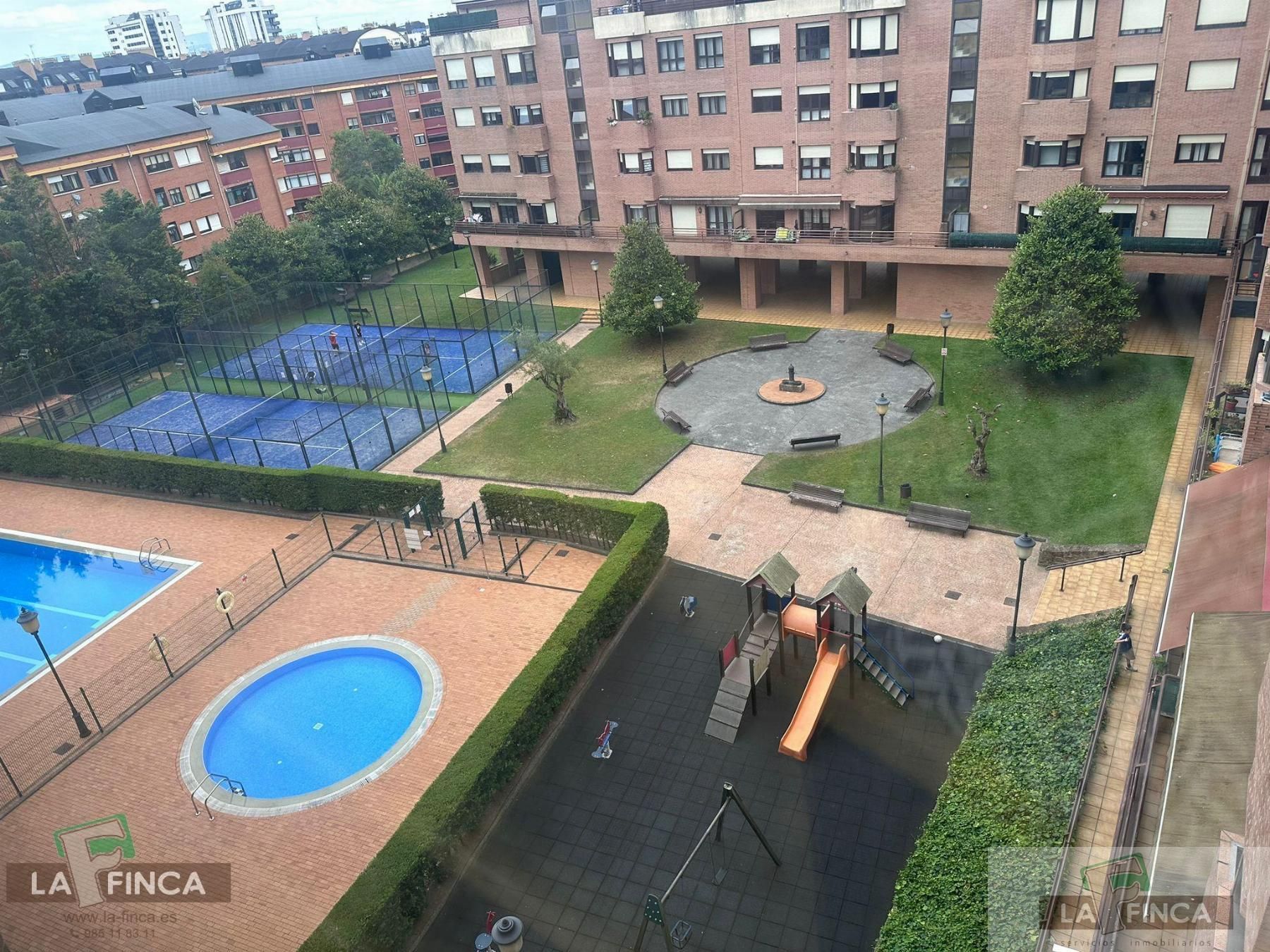 Piscina de Piso en venta en Oviedo  con Calefacción, Trastero y Amueblado