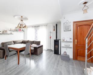 Sala d'estar de Casa adosada en venda en Las Gabias amb Calefacció, Terrassa i Moblat