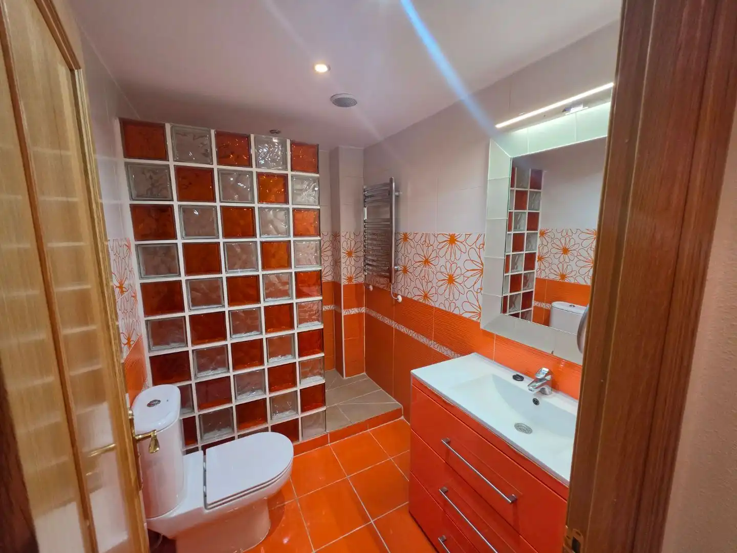 Bathroom of Flat for sale in Leganés  with Terrace and Swimming Pool