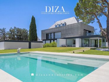 Casa amb piscina en venda a Avenida de la Finca