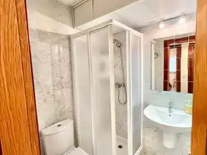 Badezimmer von Wohnung zur Miete in Almuñécar mit Klimaanlage, Terrasse und Möbliert